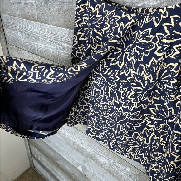 Ann Taylor size 4 100% silk light blue printed mini skirt size 4 - Picture 2 of 5